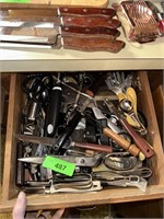 CONTENTS OF THE CABINETS PICTURED VTG UTENSILS++