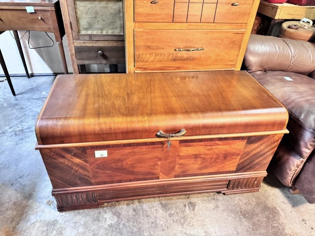 Beautiful Condition ROOS Sweetheart Cedar Chest