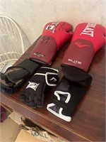 Assorted boxing gloves- no matching pairs.