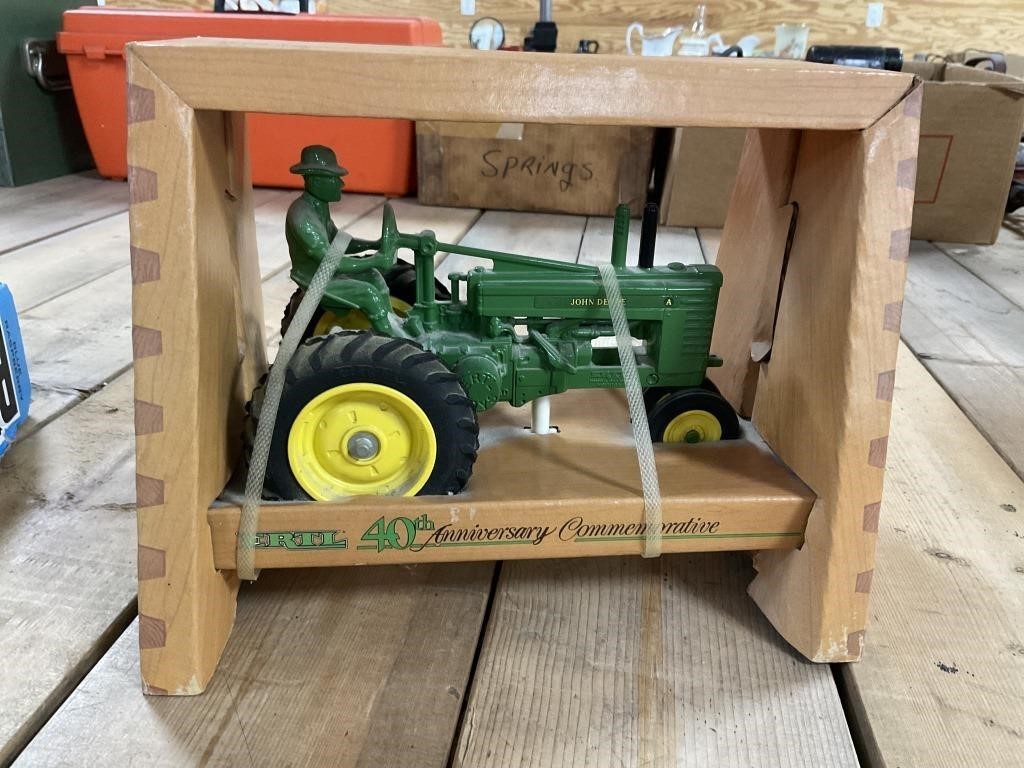 NIB Ertl 1/16 40th Ann John Deere Model A Tractor