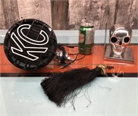 KC wired speaker & skull decor