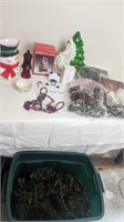 TOTE OF GARLAND AND CHRISTMAS DÉCOR