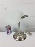 Lampe de bureau chromée et lustre en verre