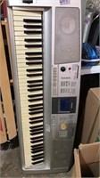 Large YAMAHA keyboard *needs cord*