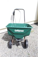 Golf green fertilizer spreader