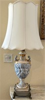 Q - VINTAGE TABLE LAMP W/ SHADE (S101)