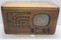 GREAT 1940S ART DECO WALNUT CASE RADIO