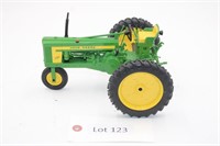 1/16 Scale, Model 520 Wide Tread Tractor