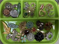 LOT OF COSTUME JEWELRY BROOCHES