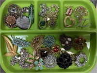 LOT OF COSTUME JEWELRY BROACHES