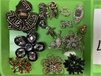 LOT OF COSTUME BROACHES