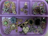 LOT OF COSTUME JEWELRY BROOCHES