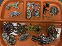 LOT OF COSTUME BROOCHES