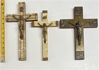 3 crucifix en bronze et bois, ornements en laiton
