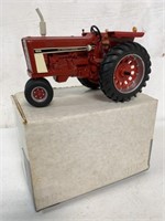 1/16 International 686 Tractor with Box