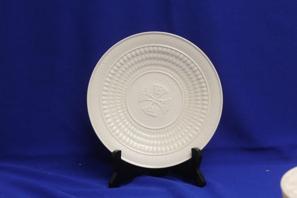 A Belleek 1971 Christmas Plate