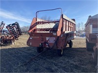 NH forage wagon, can be used for feeding silage