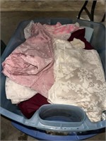 TOTE LOT OF TABLE LINENS