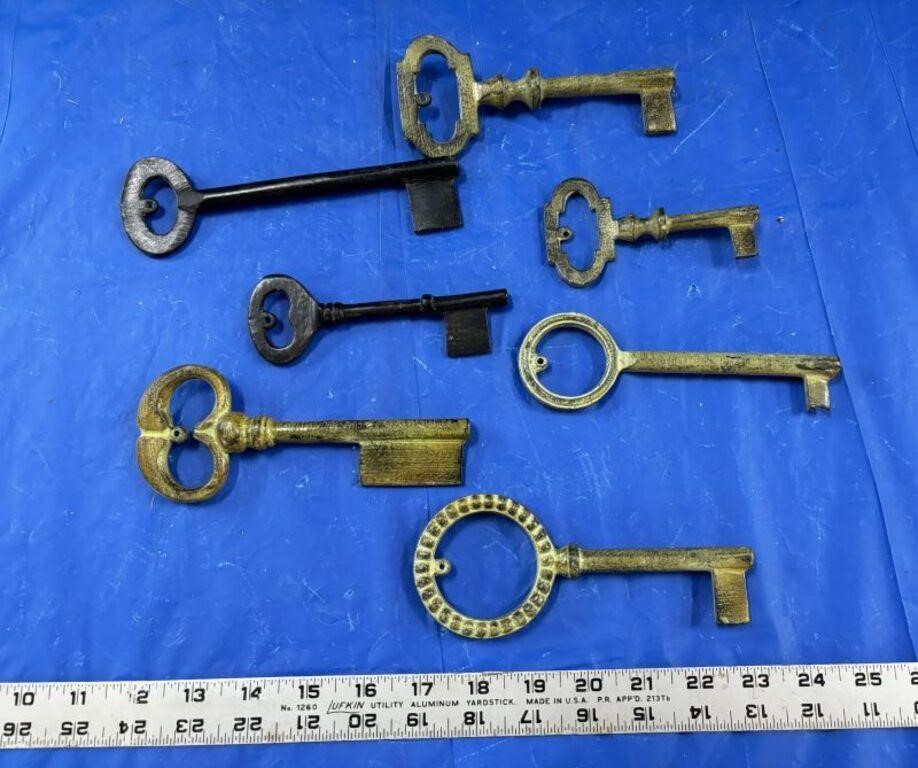 Assorted Metal Decor Reproductions of Vtg Keys