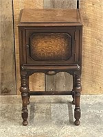 VINTAGE WOODEN SIDE TABLE