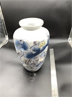 Oriental style porcelain vase, with hand painted b