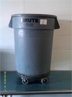 32 Gal. Trash Can on Casters
