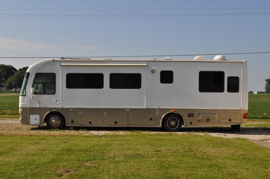 2005 Freightliner Chassis X Line Motor RV