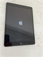 Apple iPad (cracked screen)(powers on)