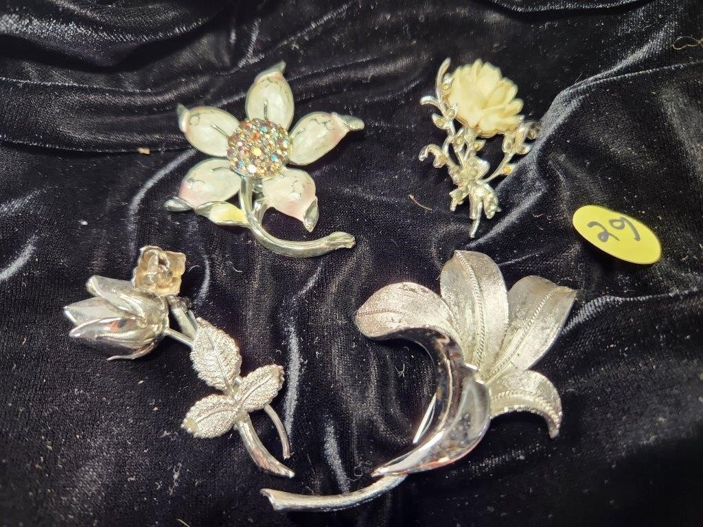 Vnt. floral brooches
