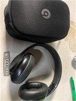 $140’beats studio 3 over ear (damaged )