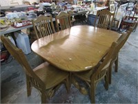 OAK DINING ROOM TABLE W/ 2 LEAFS & 6 CHAIRS