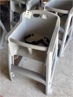 Grey Rubbermaid child seat, high chair