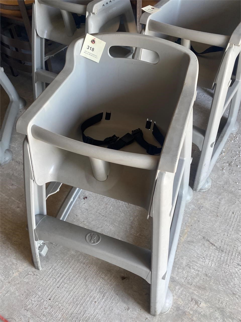 Grey Rubbermaid child seat, high chair