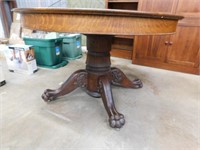 CLASSIC ROUND OAK DINNING ROOM TABLE W CLAW FEET