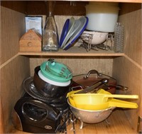 Kitchen Cabinet lot: Pyrex Measuring Bowl, Sifter+