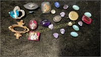 Mixed lot of jewelry pieces, gemstones, etc