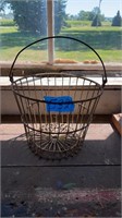 Vintage- Yellow metal wire basket