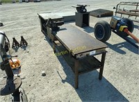welding table with vise
