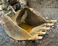 CAT 24" toothed digging bucket with replaceable