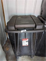 Rubbermaid 50 Gallon Trash Can on Wheels w/ Lid