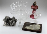 Tray of assorted glassware and decoratives