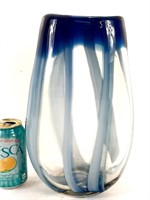 Vase en verre soufflé bleu 12½" de haut