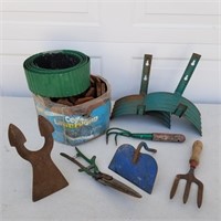 Garden Tools - Metal & Wood Lawn Edging