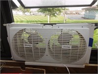 Windmere electric window fan - one side works