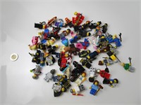 Plusieurs petits personnages LEGO
