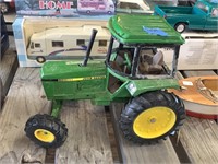 John Deere Tractor 1:16