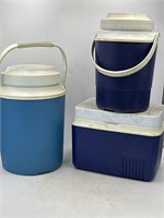Rubbermaid small cooler with ice pack and two