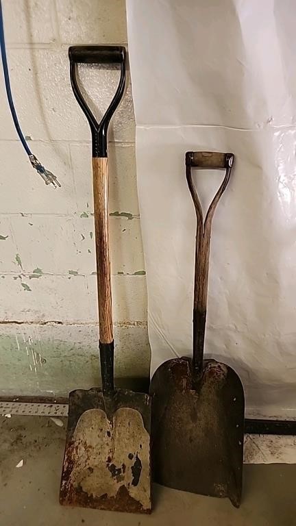 2 Steel scoop shovels