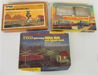 Tyco Piggy Back flat car set, Tyco crossing gate,