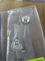 2 tiny spoons